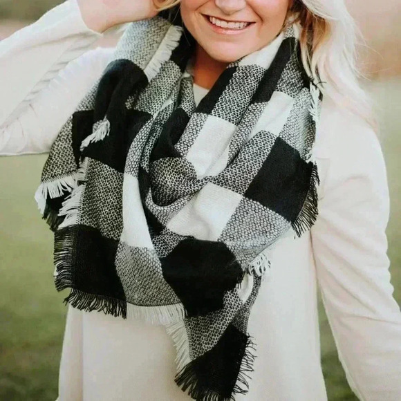 Checker White / Black Blanket Scarf - Picture 1 of 4